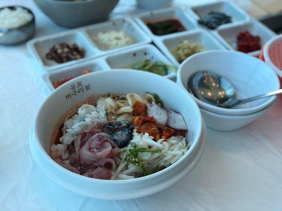 韓國束草青蛙家的米飯拌魚片，呈現豐富的餐點。